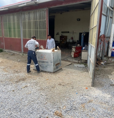 Garaj Amirliği ve Zabıta Amirliği Ekiplerimiz, İlçemiz genelinde Çöp Konteynırı yenileme ve tamir çalışmalarına devam ediyor.