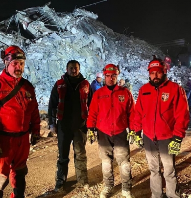 Fen İşleri Müdürlüğü Personelimiz ve Eskişehir AKUT (Arama Kurtarma Derneği) ekipleri deprem bölgesinde arama kurtarma çalışmalarına devam ediyor.