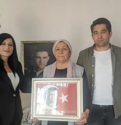 Hemşehrimiz, Şehit Soner ÖZÜBEK’in ailesini Belediyemiz Sosyal ve Kültür İşleri Müdürlüğü personeli ile evinde ziyaret ettik.