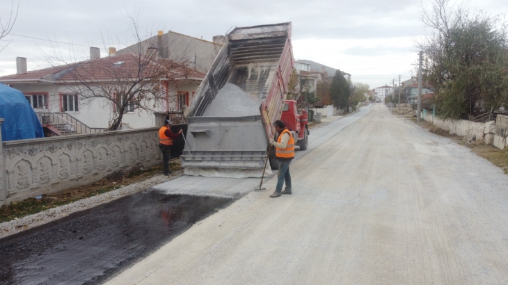 Belediyemiz Fen İşleri Müdürlüğü ve Garaj Amirliği ekiplerimiz Adalar Mahallesi Çınarçeşme Sokakta yol yapım çalışmalarına devam ediyor.