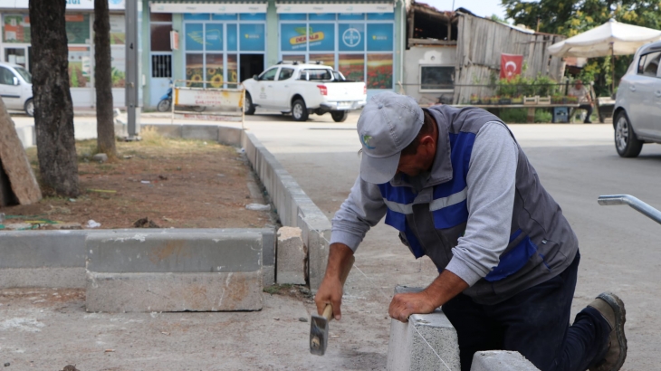 Fen İşleri Müdürlüğü ve Garaj Amirliği ekiplerimiz Adalar Mahallesi Pazaryeri Camii önünde bordür taşı döşeme çalışmalarına devam ediyor.
